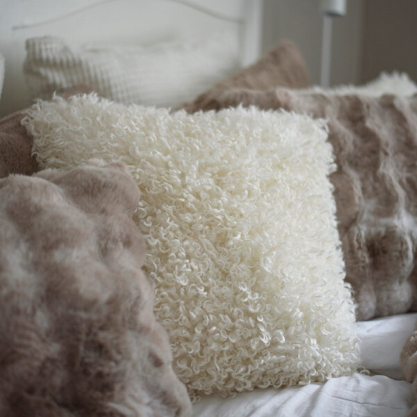 Wooly cushion beige faux fur, Skinnwille  1